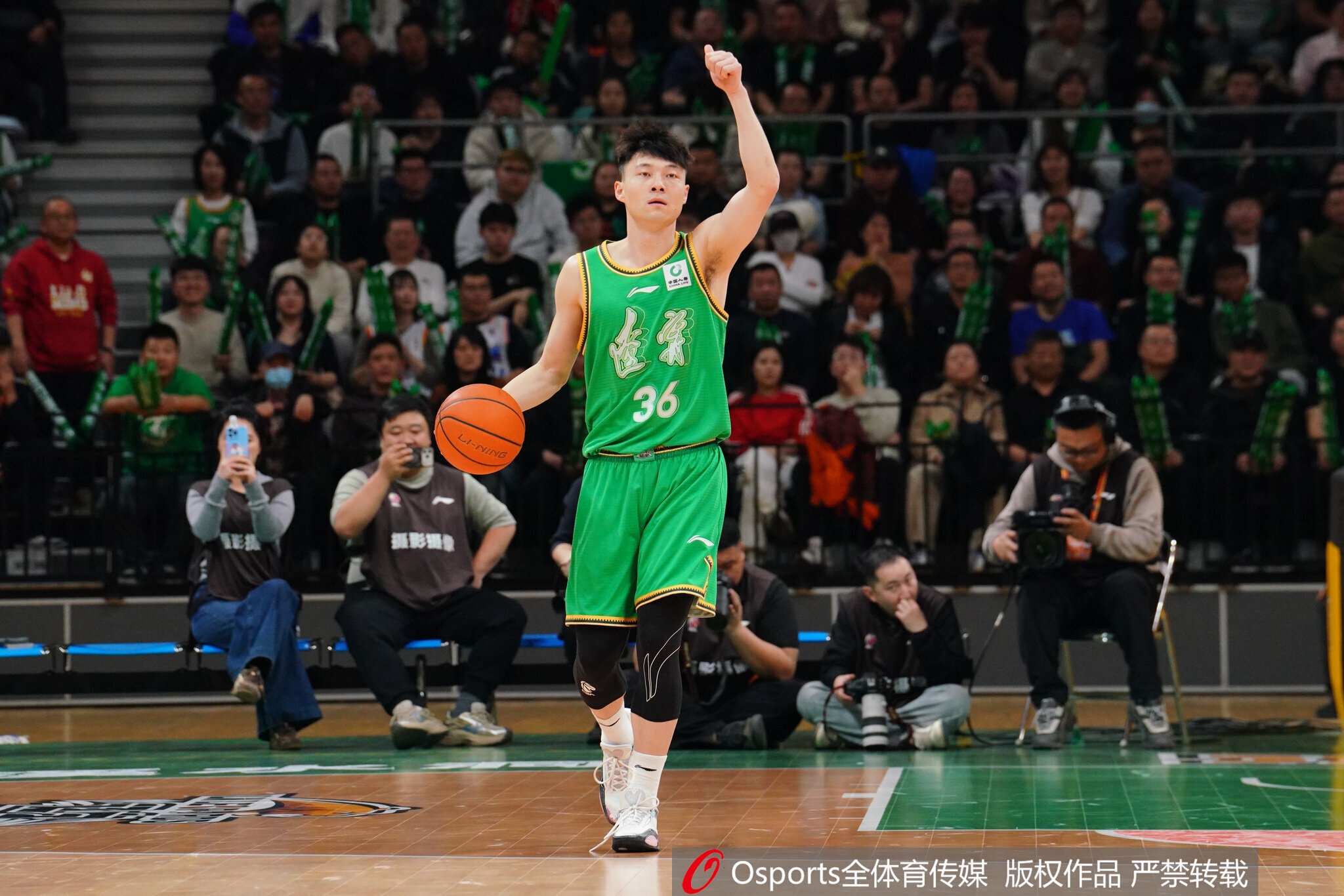 媒体人:鄢手骐未参加上午球队训练 胸部受伤确定缺席今晚比赛 媒体人:鄢手骐未参加上午球队训练 胸部受伤确定缺席今晚比赛